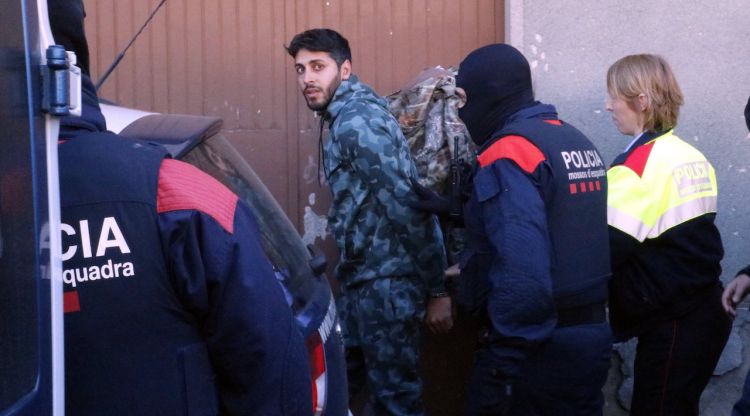 Un dels detinguts durant el macrooperatiu a Figueres © ACN