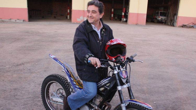 Enric Millo damunt d'una moto de trial © ACN