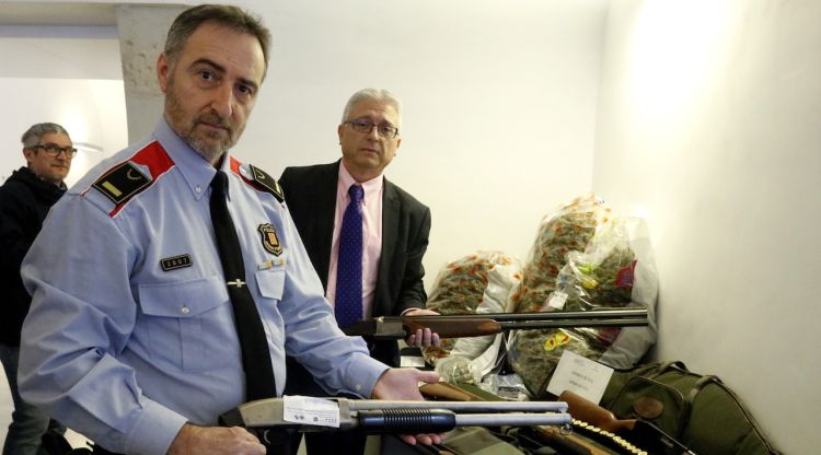 L'inspector Josep de Monteys, i el cap de l'Agència Tributària a Girona, Antonio Lajusticia, amb les armes intervingudes. ACN