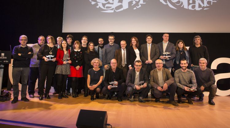 Fotografia de família dels premiats en la vuitena edició dels premis Carles Rahola. Martí Artalejo