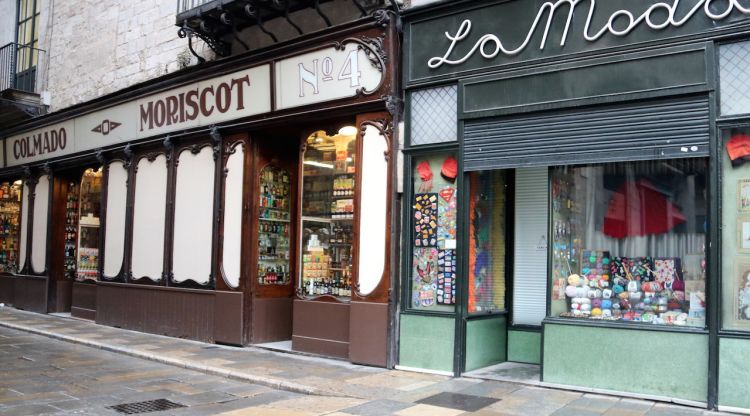 Dos dels comerços més emblemàtics de la plaça del Vi