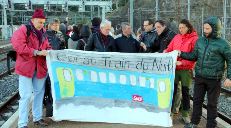 Els usuaris a l'andana de Cervera de la Marenda reclamant el tren nocturn. ACN