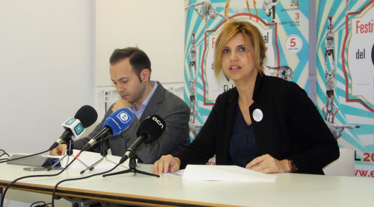 El promotor, Genís Matabosch i l'alcaldessa, Marta Felip, presentant el balanç del 2017 (arxiu). ACN