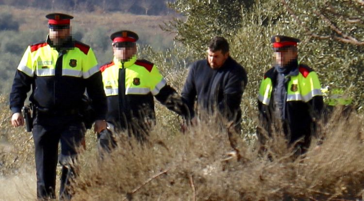 Agents del Mossos d'Esquadra mentre traslladen l'acusat de matar dos agents rurals a Aspa al furgó policial. ACN