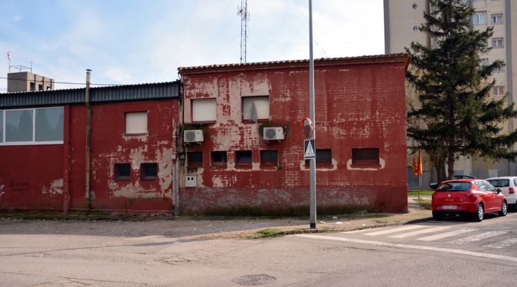 La façana exterior del Parc de Bombers de Figueres despintada. ACN