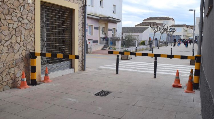 La doble tanca instal·lada al carrer Sant Josep. Aj. de Vilobí d'Onyar