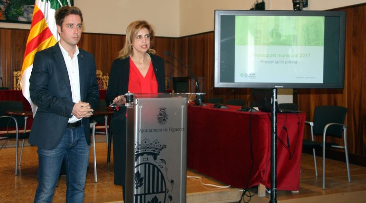 El segon tinent d'alcalde i regidor de Tresoreria, Jordi Masquef, i l'alcaldessa de Figueres, Marta Felip, aquest matí. ACN