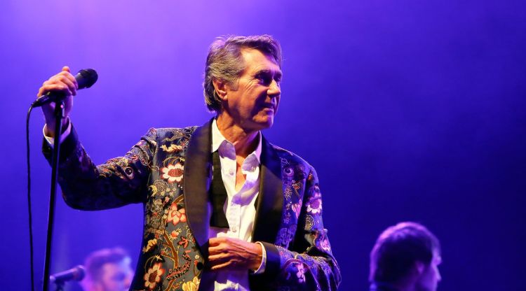 L'artista Bryan Ferry actuant a Glastonbury el 2014. BBC