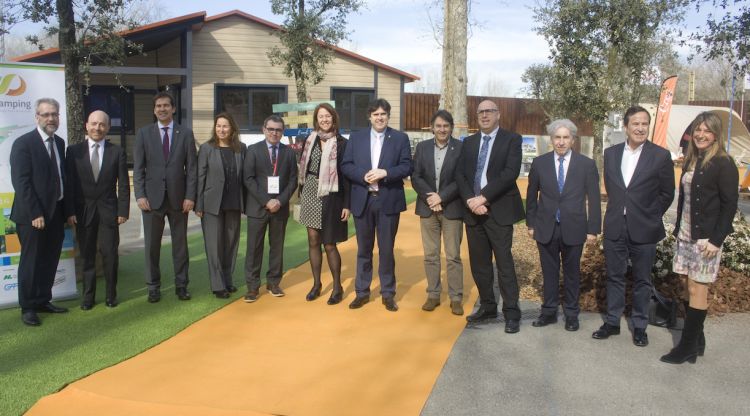 Foto de família amb les autoritats i organitzadors just abans de la inauguració. Marc Estarriola