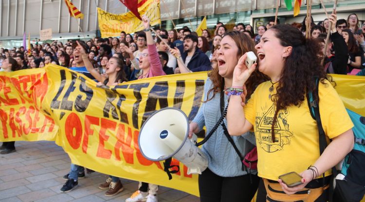Els estudiants criden proclames davant la seu de la Generalitat a Girona. ACN