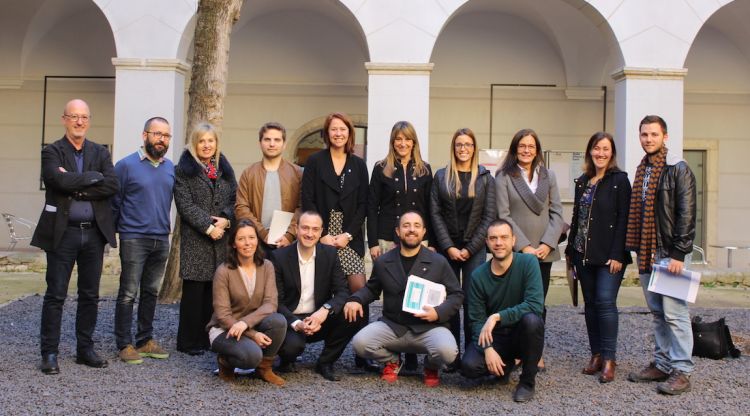 Els membres de la Xarxa Gironina per la Reforma Horària amb l'alcaldessa. Aj. de Girona