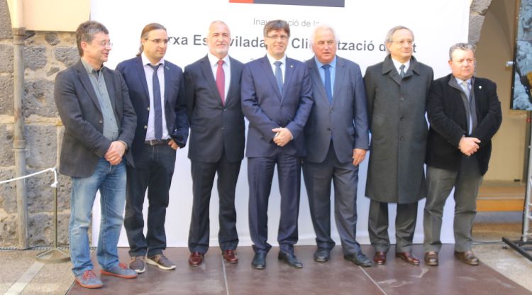 Les autoritats que avui han assistit en l'acte d'inauguració de la "xarxa espavilada". ACN