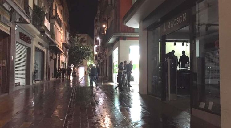 El carrer Girona amb les botigues sense llum, passades les cinc de la tarda. Tramuntana.TV