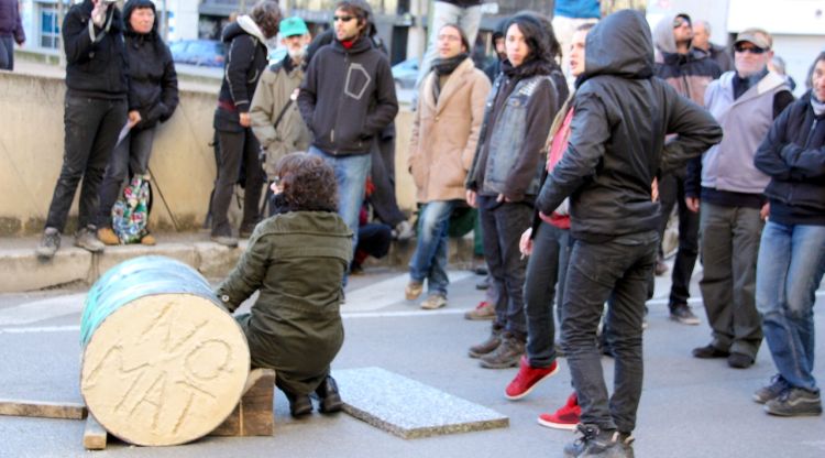 Una activista atrapada dins un bidó de ciment en protesta per la MAT. ACN