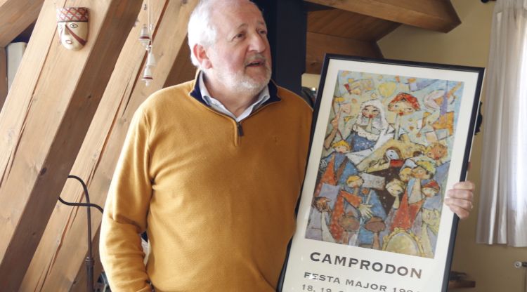 Joaquim Ros és un veí de Camprodon (Ripollès) que mostra un cartell de Surroca. ACN