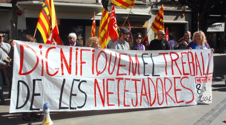 Les treballadores concentrades aquest matí davant de l'Ajuntament. ACN