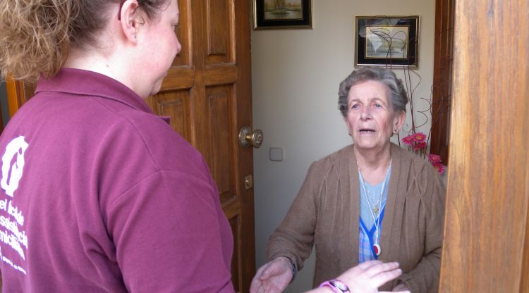 Una treballadora del servei de telassistència local de Dipsalut visita una usuària a casa. ACN