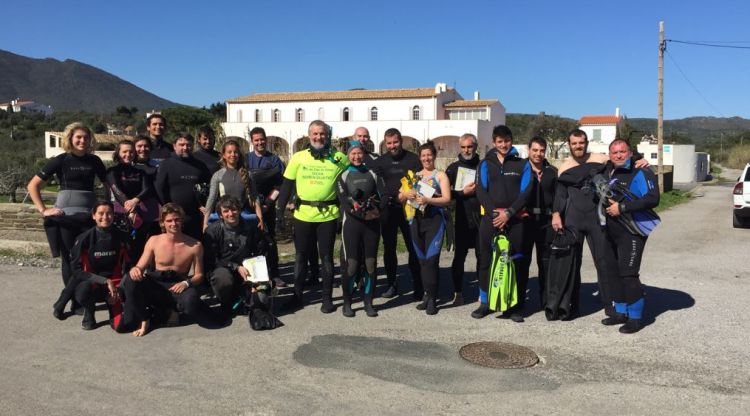 Integrants del curs de busseig impartit a Cadaqués