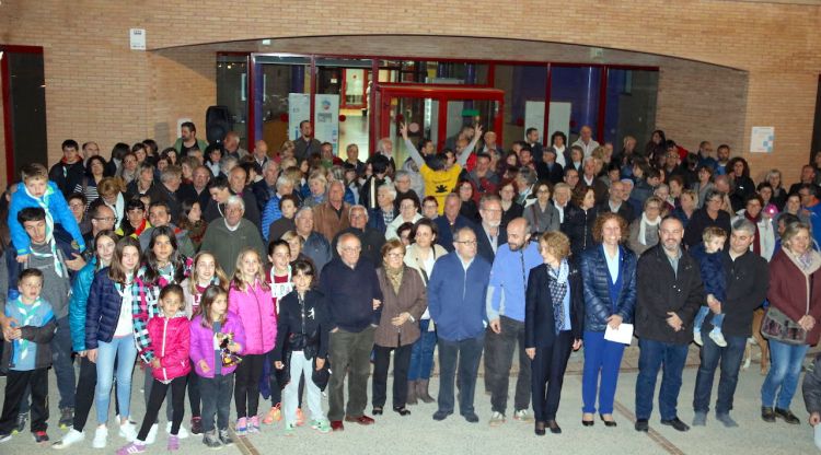 El centenar de veïns del Ter Brugent que han protestat per reclmar l'ambulància. ACN