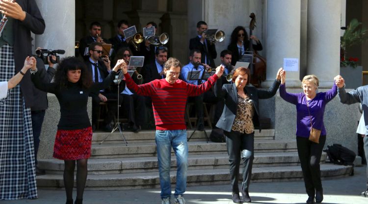 Alguns balladors de sardanes davant la Plaça de l'Ajuntament de Figueres. ACN