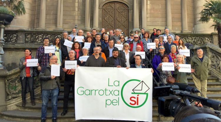 Imatge dels integrants de La Garrotxa pel Sí, aquest matí. ACN