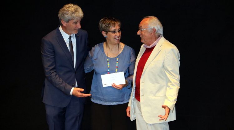 La guanyadora del premi Joaquim Ruyra de Narrativa en els Recvll 2017, Montserrat Segura, amb l'alcalde de Blanes. ACN