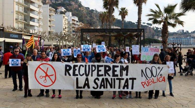Els manifestants a la sortida de la protesta al Passeig del Mar de Blanes. ACN