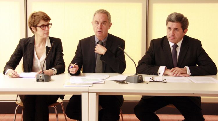 Montse Aguer, Lluís Peñuelas i Joan Manuel Sevillano, durant la presentació de la memòria de 2016. ACN