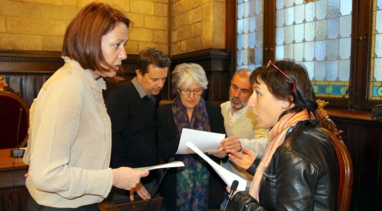 L'alcaldessa de Girona, Marta Madrenas, parlant abans del ple amb regidors d'ERC i la CUP. ACN