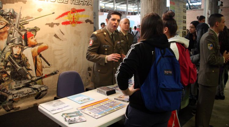 L'exèrcit informant joves a l'estand de la Fira ExpoJove de Girona l'any passat. ACN