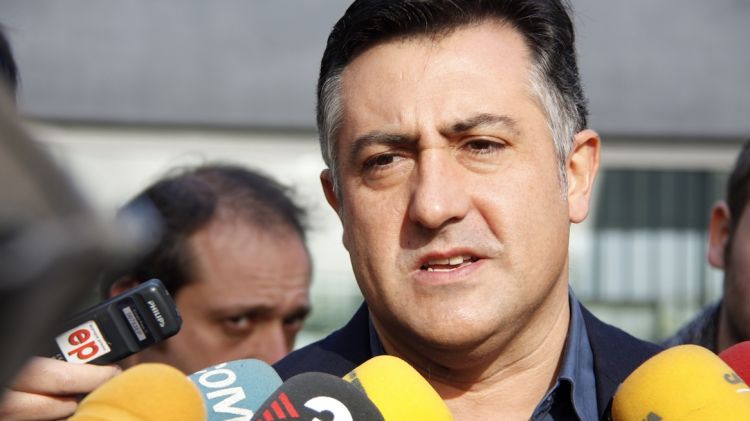 El cap de llista d'ERC, Joan Puigcercós, atenent els periodistes després de visitar una Escola Universitària a Salt © ACN