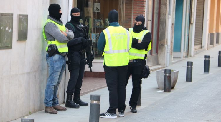 Quatre agents de la Guàrdia Civil a Santa Coloma de Farners durant l'operatiu. ACN