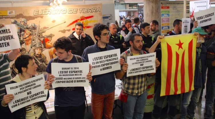Foto d'un moment de la protesta davant l'estand de l'exèrcit a la Fira ExpoJove Girona l'any passat. ACN