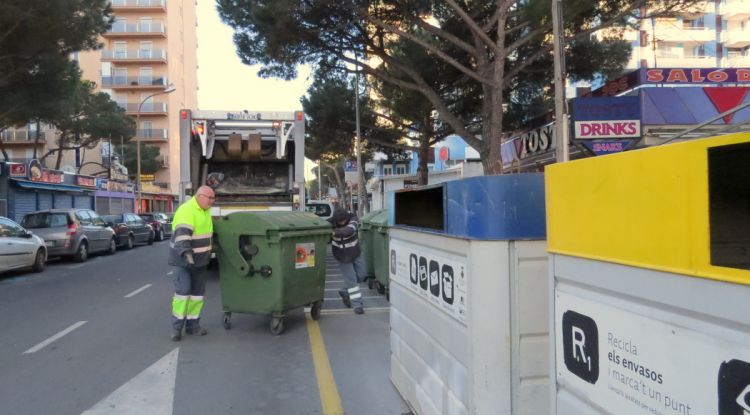 El servei de neteja treballant en una zona turística. Aj. de Blanes