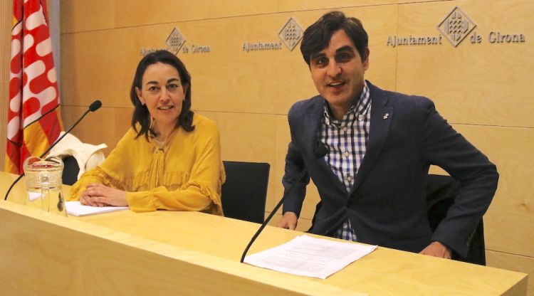 La regidora de Drets Socials de Girona, Sílvia Paneque, i el regidor de la UMAT, Manuel Martín. ACN
