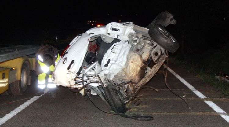 Un operari assegurant el vehicle accidentat abans de carregar-lo a la grua. ACN