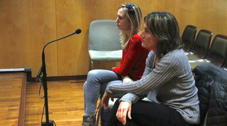 Les candidates de CiU de Salt a les darrers municipals, Rosa Pórtulas i Laura Serra, assegudes al banc els acusats. ACN