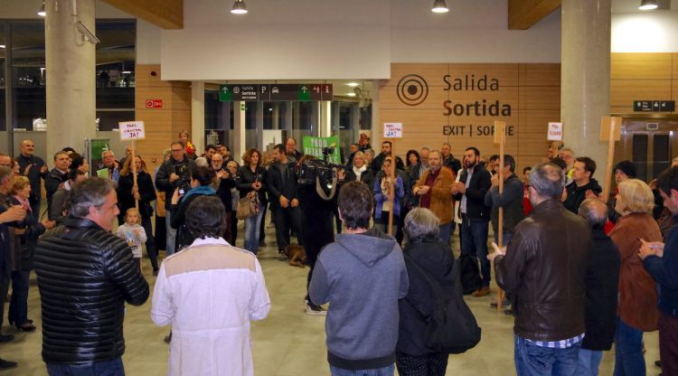 Els manifestants a dins de l'estació, aquest vespre. ACN