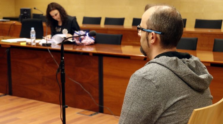 L'acusat, assegut a la banqueta de la Secció Quarta de l'Audiència de Girona. ACN