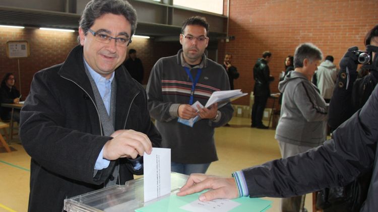 Millo ha dipositat el vot en una de les meses electorals del col·legi Pla de Girona © ACN