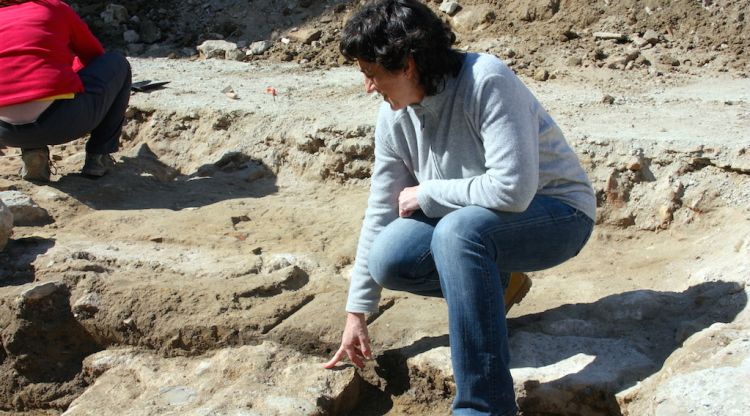 L'arqueòloga, Anna Maria Puig, en un dels punts del jaciment que s'està excavant. ACN