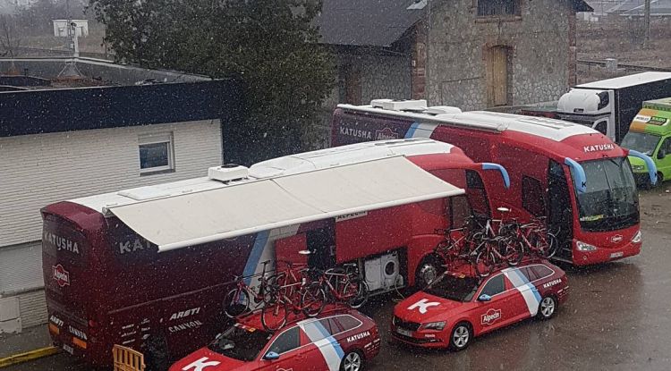 La neu ha sorprès als corredors de la Volta de Catalunya. Marco Melini (Instagram)