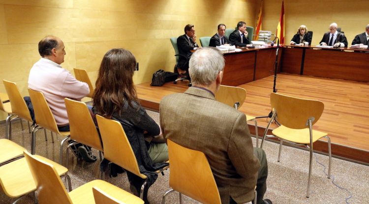 D'esquenes, els tres acusats del judici que s'ha suspès perquè l'advocat d'un d'ells està inhabiliat. ACN