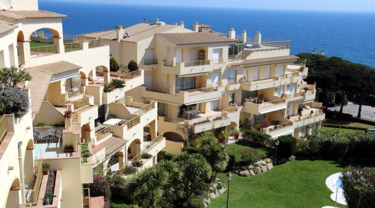 Un bloc d'apartaments davant del mar, a Sant Feliu de Guíxols, aquest matí. ACN