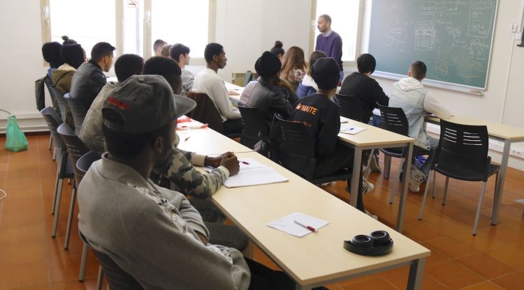 Una classe amb alumnes que es treuen el certificat de professionalitat en indústria càrnia. ACN