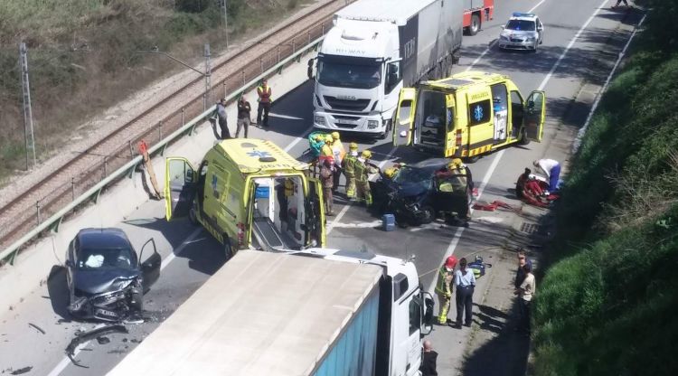 Els vehicles accidentats i els conductors rebent assistència. Anti-Radar Catalunya (@antiradarcatala)