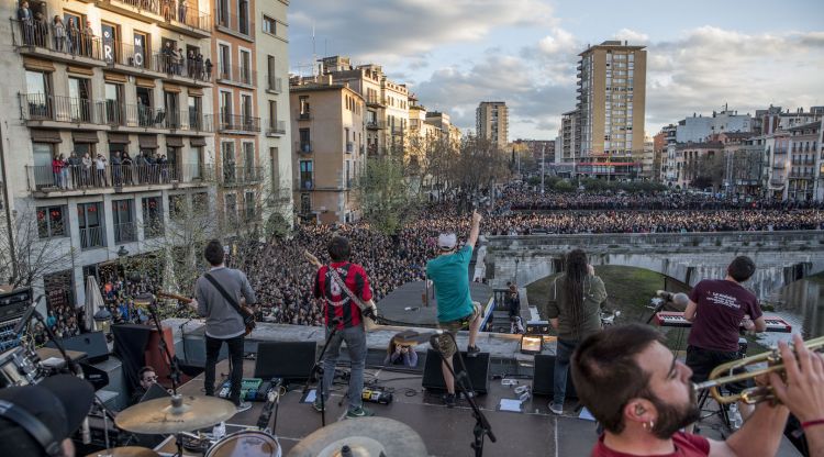 Els carrers que desenvoquen a la Rambla han quedat plens de gom a gom. Xavier Mercadé