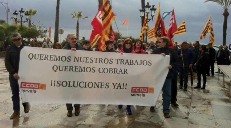 Capçalera de la manifestació que s'ha fet a Lloret avui. ACN