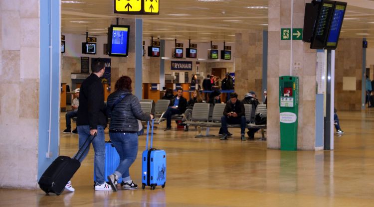 Interior de la terminal de l'Aeroport de Girona, aquest matí. ACN