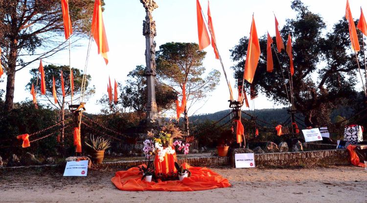 Banderoles clavades a terra davant la Creu de Termes